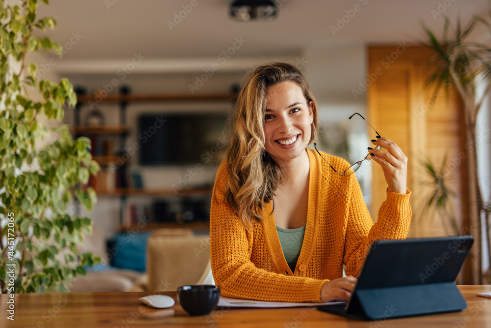 成年女性，正在结束她的商务会议。