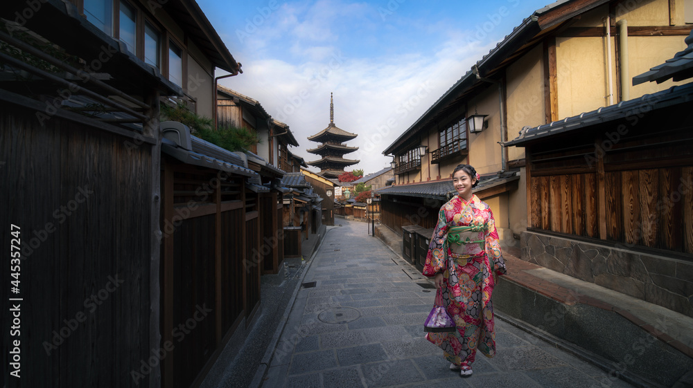 在日本京都的八坂塔和三嫩坂街，一名身穿日本传统和服的亚洲女子