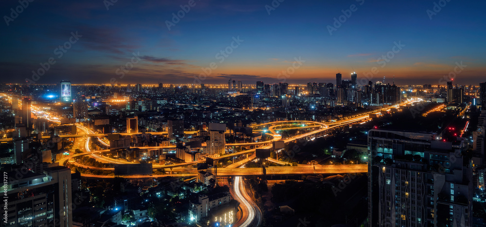 曼谷城市，有弯曲的高速公路和摩天大楼。有汽车通行的城市高架公路俯视图