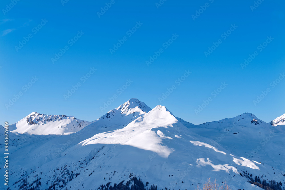 瑞士，阿尔卑斯山，蓝天下，山顶厚厚的雪，美丽的山峰