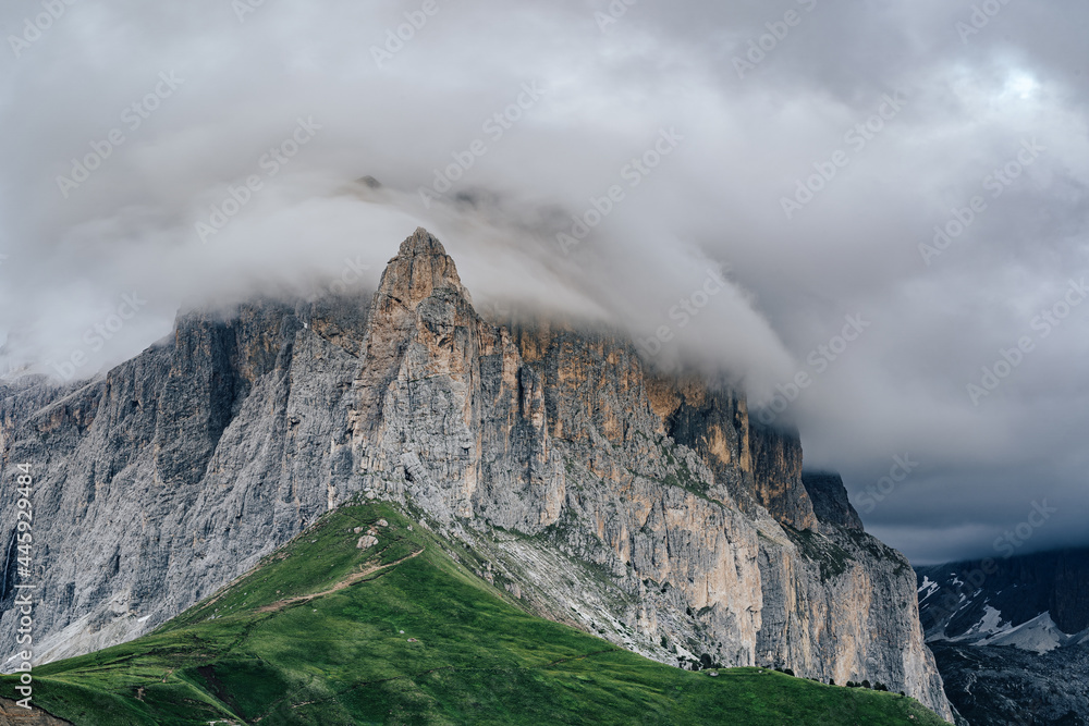 运动中的Sella Group和Sella Towers模糊了云层。高高的岩壁和t的夜景