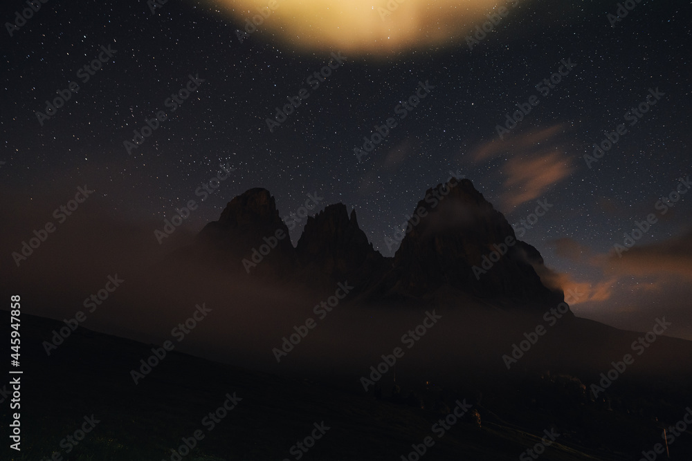 Sassolungo和Sassopiatto的夜景，云层、星星和薄雾。Dolimites的夜景，