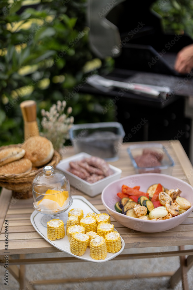 餐桌上的蔬菜片和生肉准备在户外烧烤