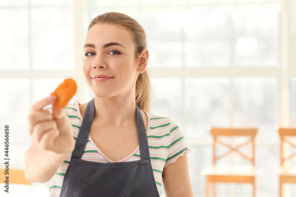 厨房里有美味金块的年轻女人