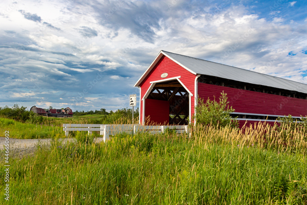 Rouge bridge，Ste Jeanne dArc市，Saguenay Lac St Jean，魁北克，加拿大。