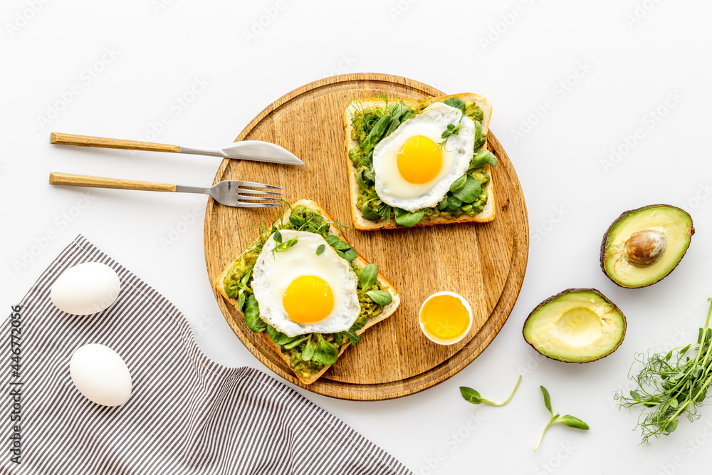 鸡蛋、鳄梨、奶油和菠菜三明治，俯视图