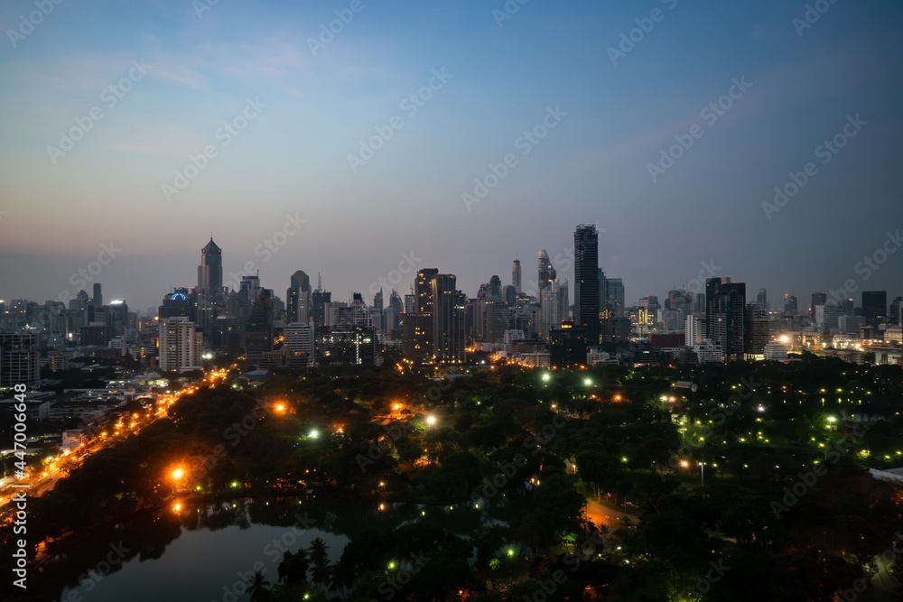 大都市市中心的夜景和高层建筑。宾夕法尼亚州的市中心商业区