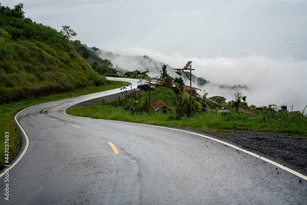 雨后雾蒙蒙的山林公路景观。