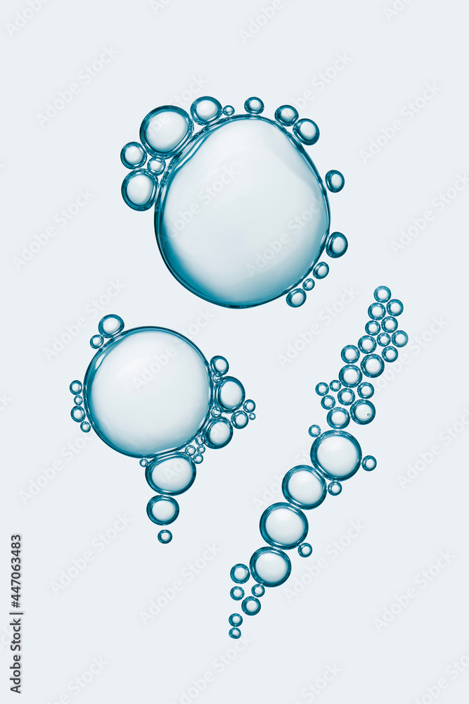 白色背景上透明蓝色气泡的摄影棚照片。