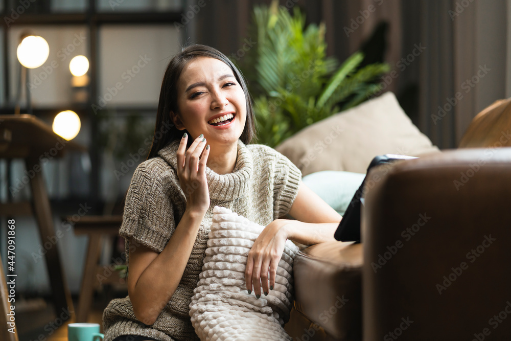 亚洲美女穿休闲布居家隔离，喜欢看网络电影