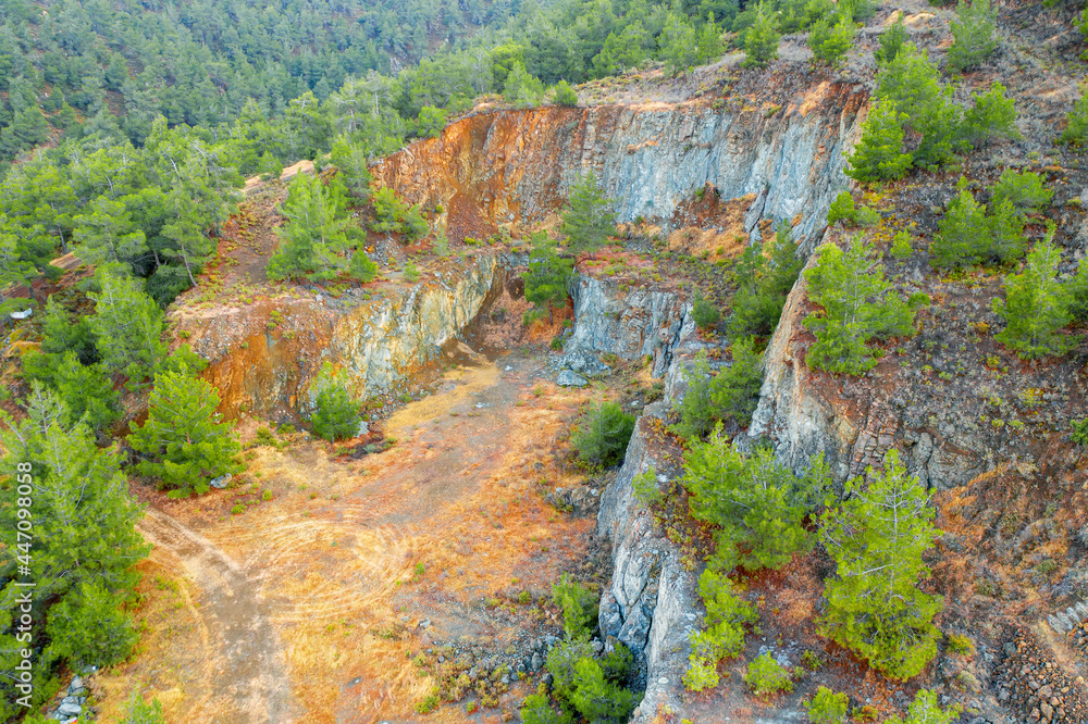 塞浦路斯特罗多斯山脉前铜矿区土地的重新造林和恢复