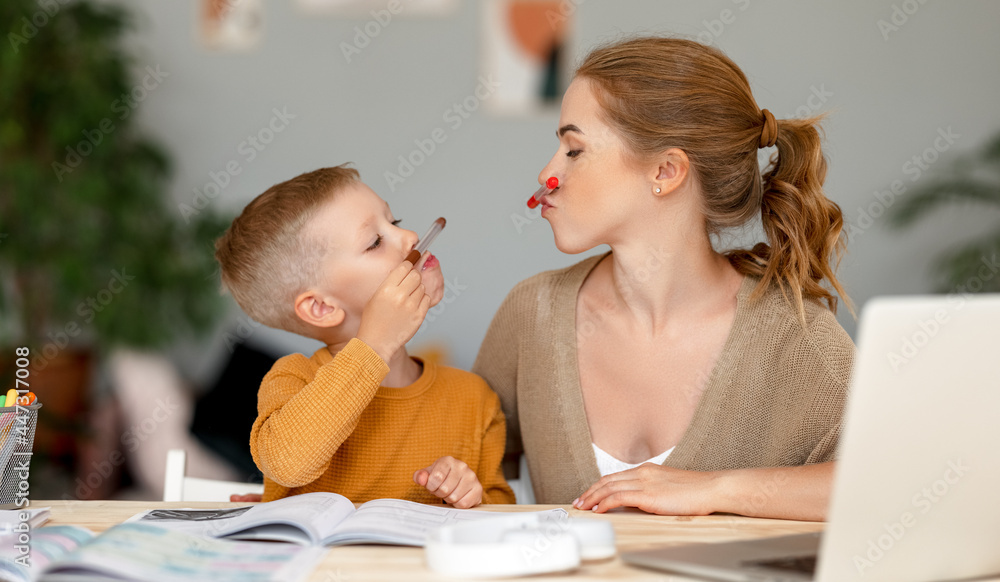 有趣的母子玩耍、做作业、写作和阅读