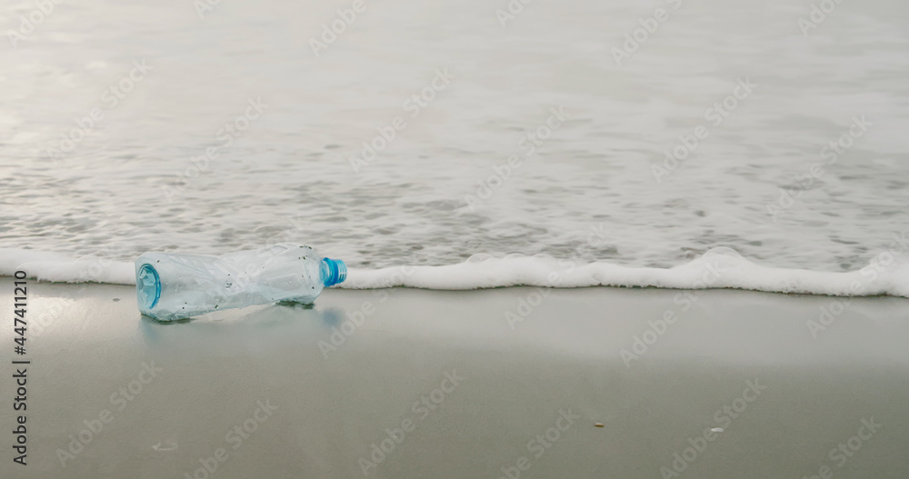 海滩上的宠物塑料瓶