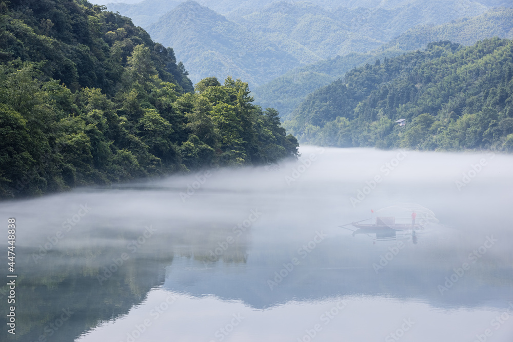 在雾蒙蒙的河流上撒渔网