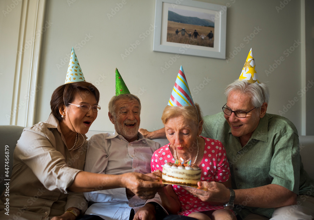 老年人庆祝生日