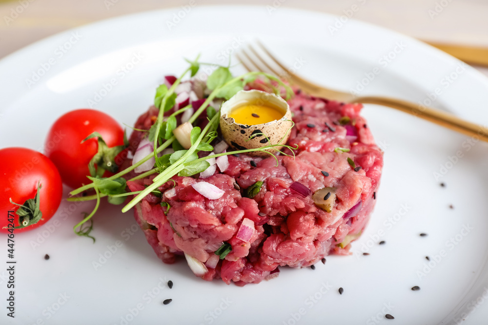 盘子里有美味的酒石牛肉，特写镜头