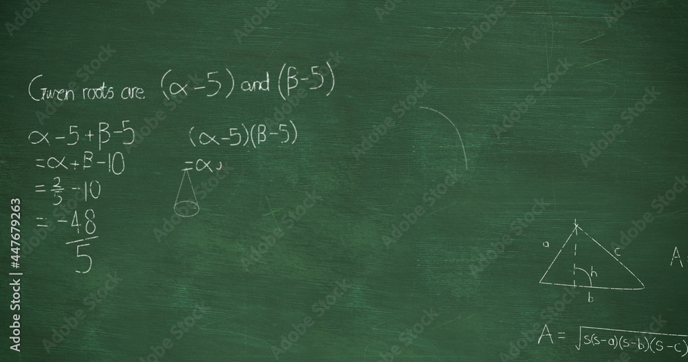 用粉笔写的数学方程，从绿色黑板背景升起4k