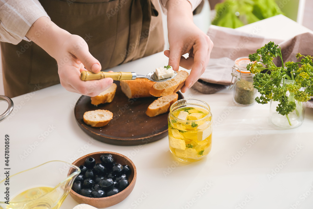 厨房桌子上的一位女士用羊乳酪做美味的肉排，特写