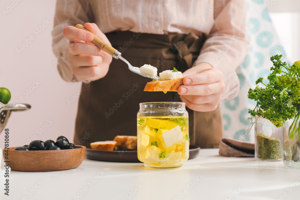 厨房桌子上的一位女士用羊乳酪做美味的肉排，特写