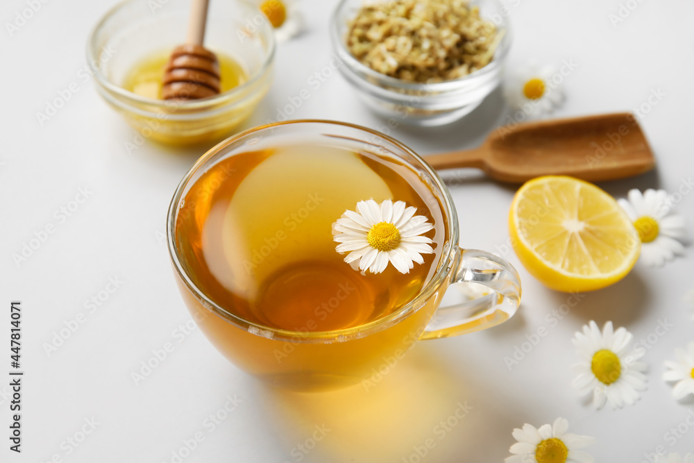 由美味的洋甘菊茶、花朵和蜂蜜组成，灰色背景