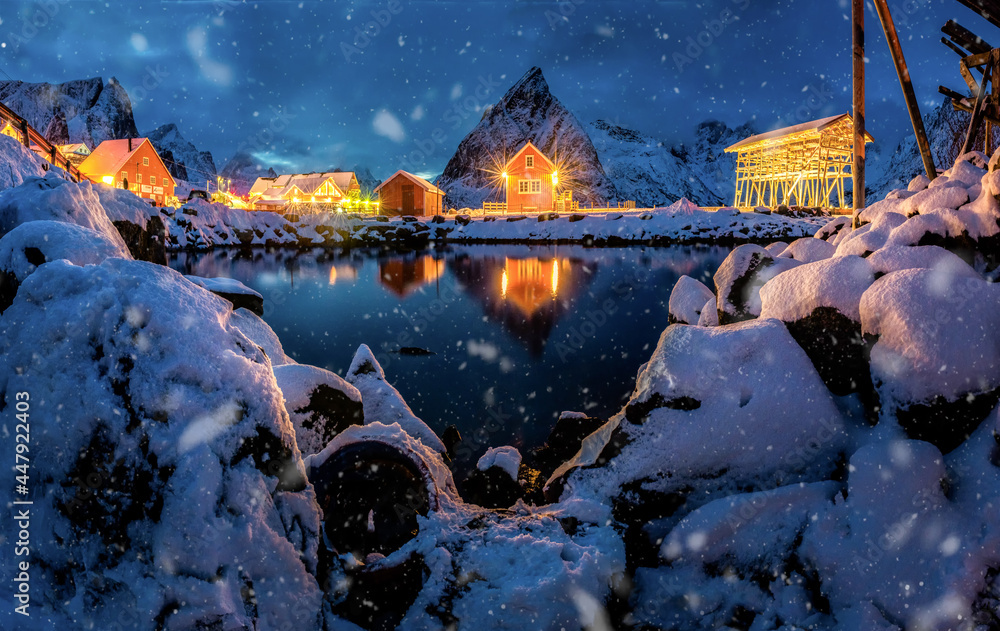 挪威美丽的风景图片。雪和北极光都很受游客欢迎。