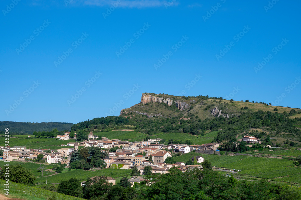 Paysage de vignoble en Bourgogne autour du village de Pouilly-Solutré en France dans le département 