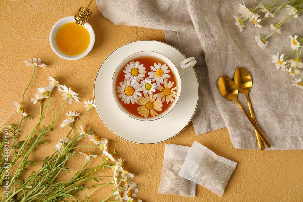 以一杯洋甘菊茶、花朵和蜂蜜为背景的成分