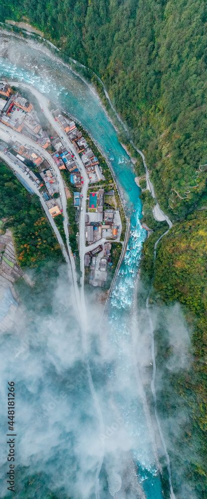 山中河流鸟瞰图