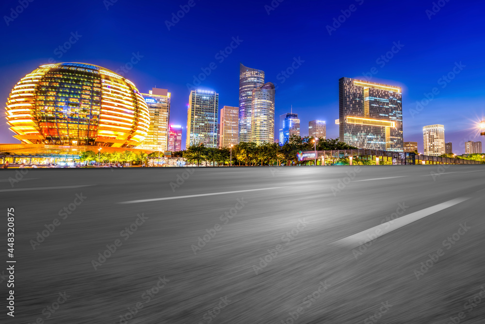 高速公路路面天际线与现代建筑景观夜景