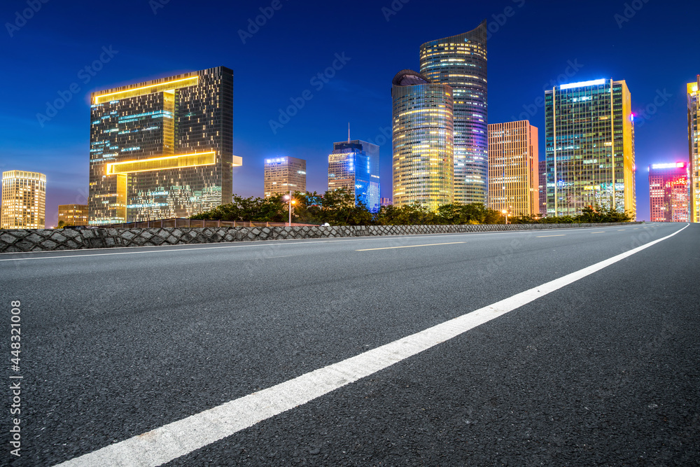 高速公路路面天际线与现代建筑景观夜景