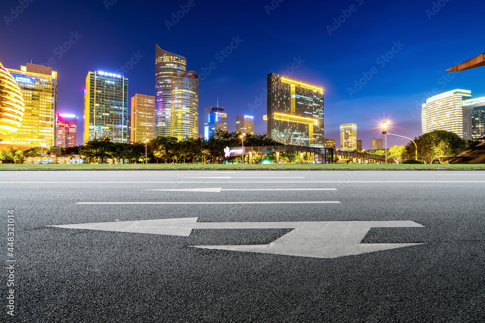 高速公路路面天际线与现代建筑景观夜景