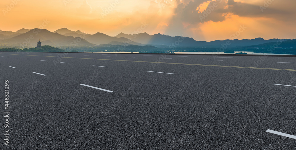 高速公路路面的天际线和天空燃烧的云朵