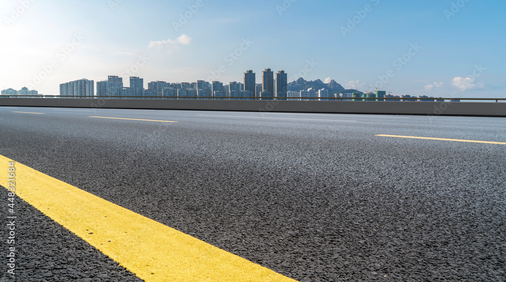 高速公路与青岛建筑的天际线