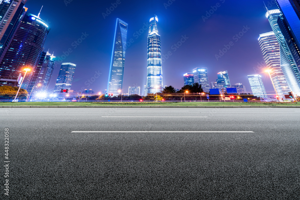 沥青路面的天际线与上海建筑景观的夜景