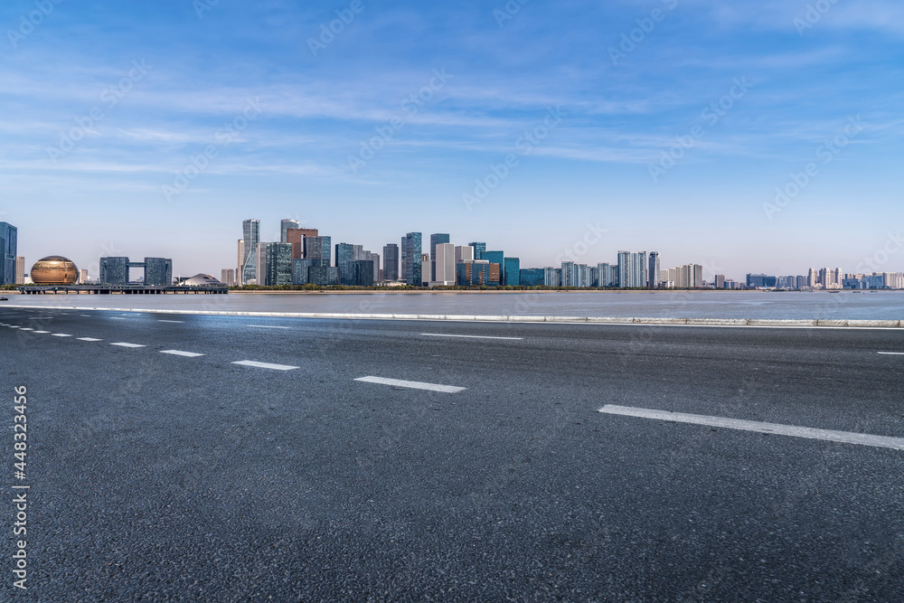 城市建筑的道路和天际线