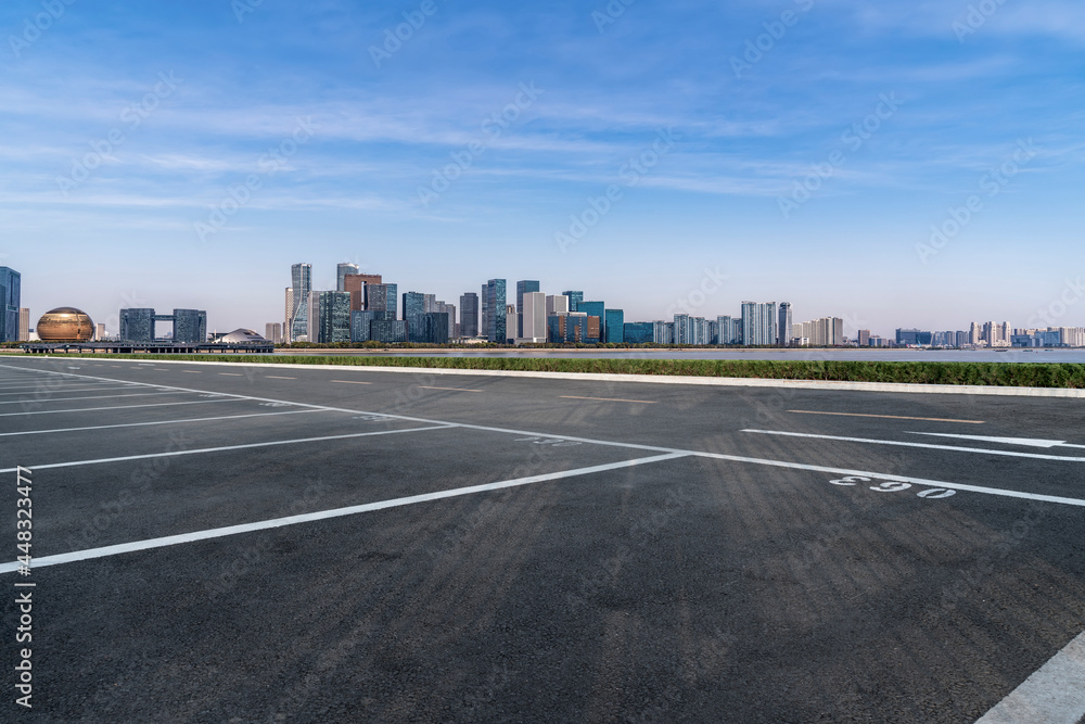 城市建筑的道路和天际线