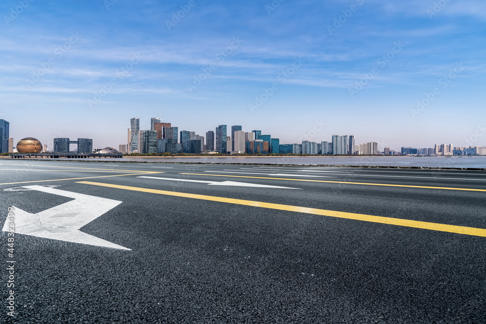 城市建筑的道路和天际线