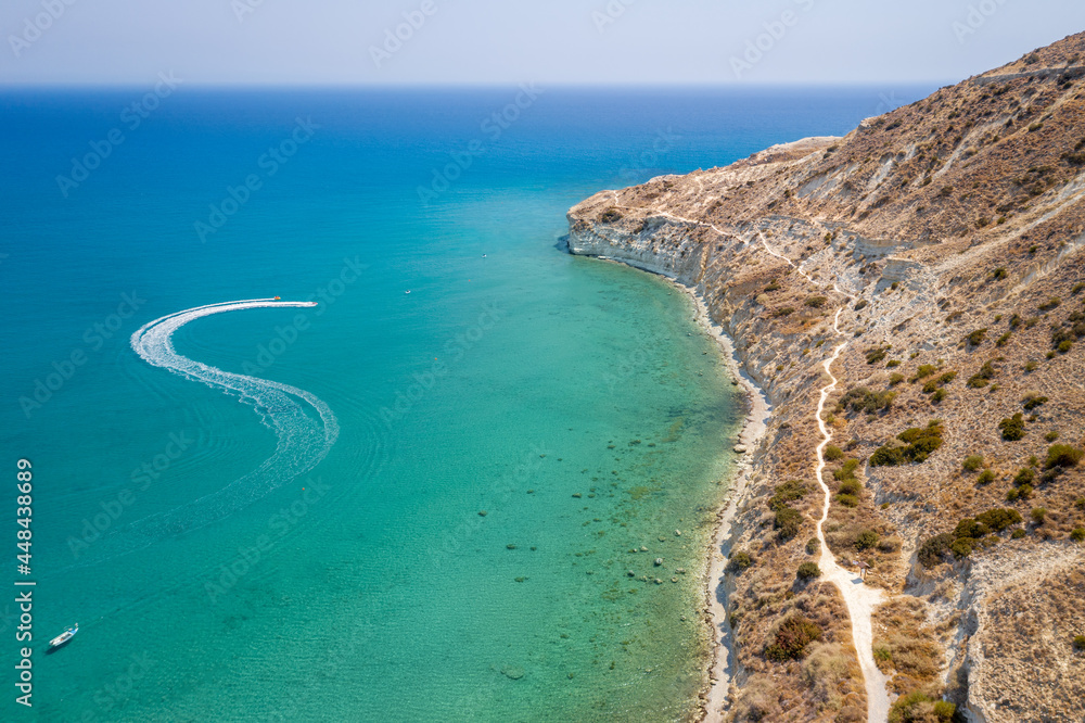 摩托艇在塞浦路斯皮苏里湾（Pissouri bay）离开小道，悬崖形状像巨龟和麦地拉（Mediterra）