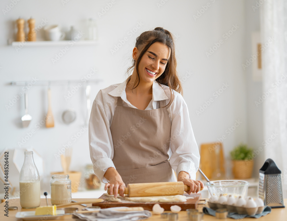 女人正在准备面包店