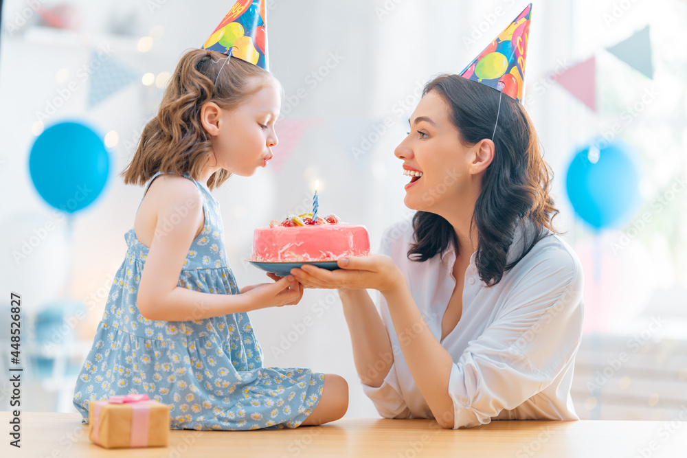 母亲和女儿正在庆祝生日。