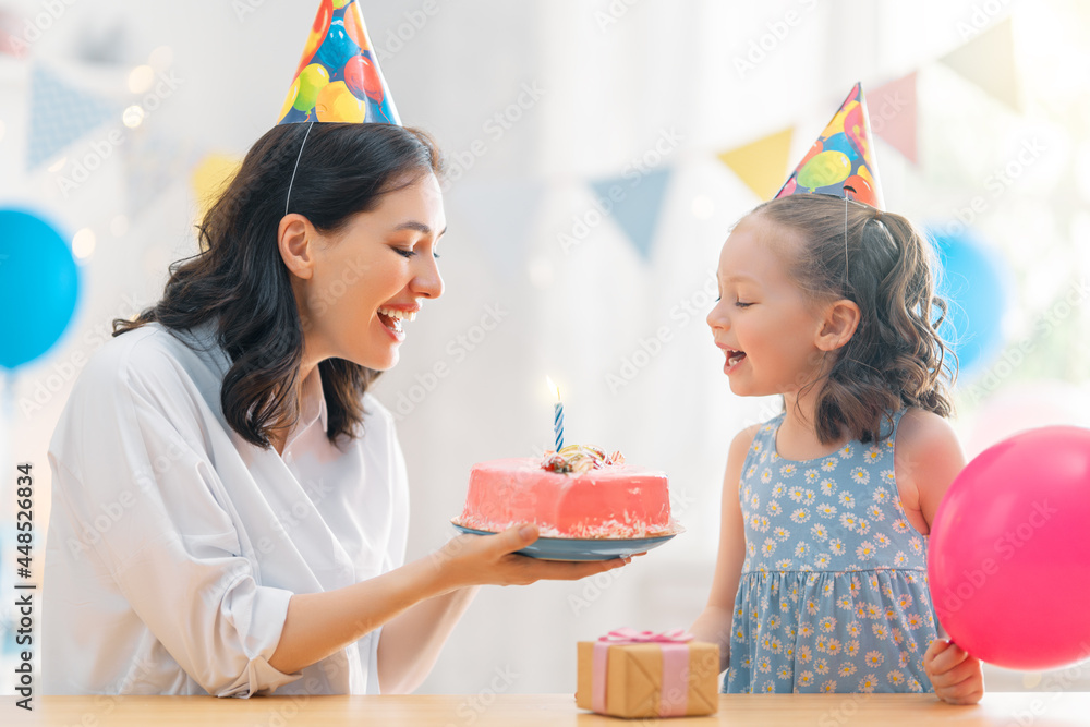 母亲和女儿正在庆祝生日。