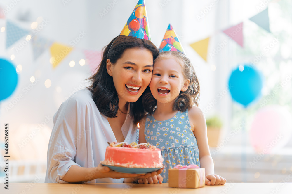 母亲和女儿正在庆祝生日。