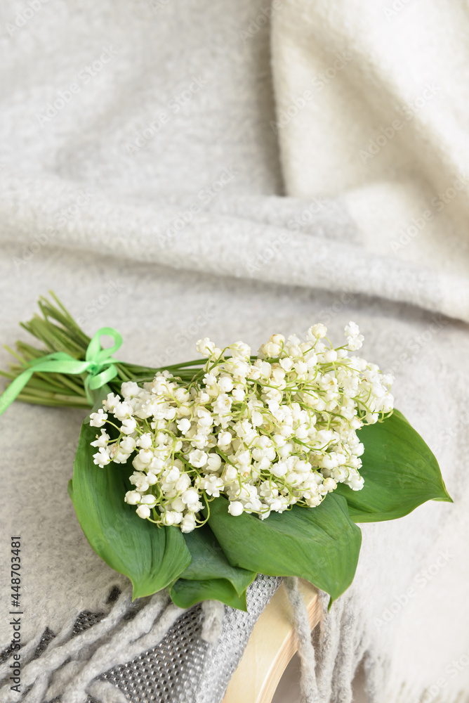 美丽的铃兰花在椅子上，特写