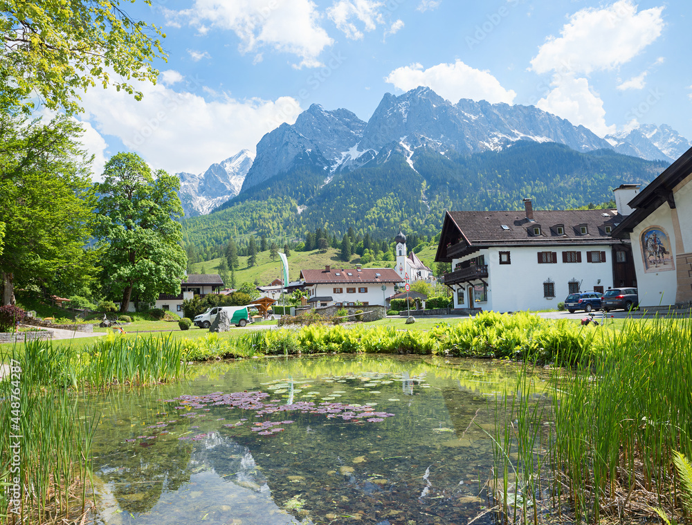 田园式水疗花园Grainau，带池塘，可欣赏Zugspitze和Waxenstein山脉巴伐利亚