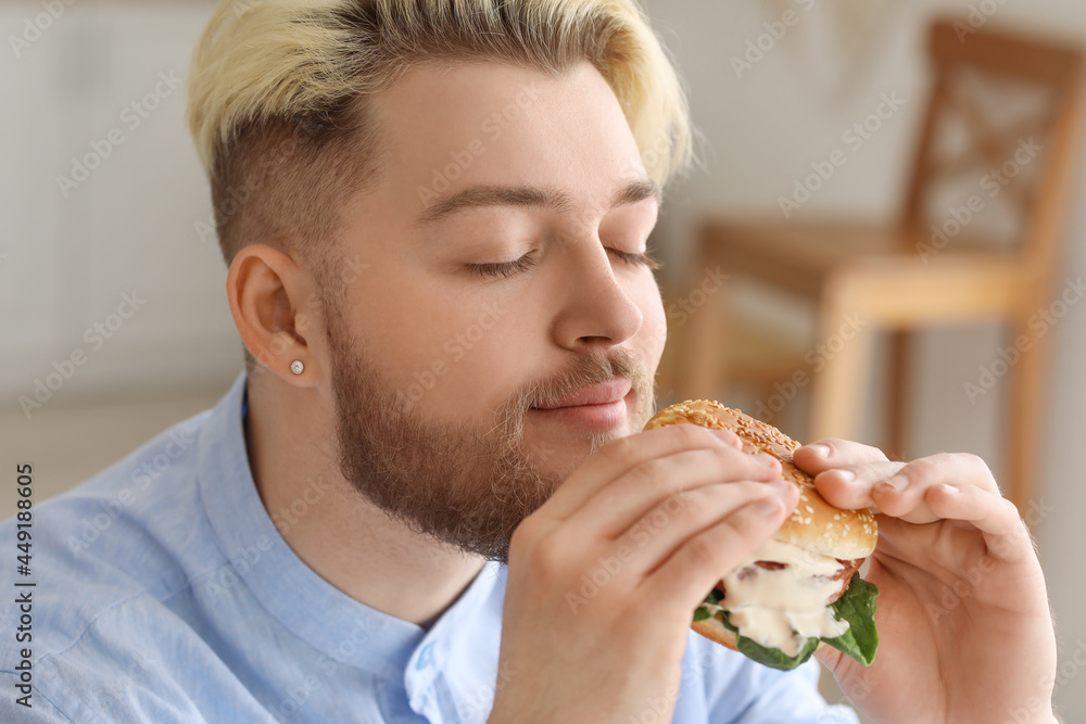 年轻人在厨房吃素食汉堡