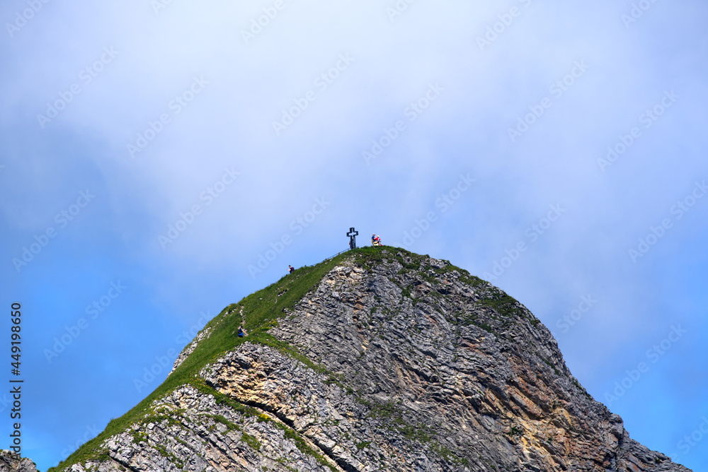 在一个阳光明媚的夏日，伯尔尼高地Brienzer Rothorn山上的山峰。Phot