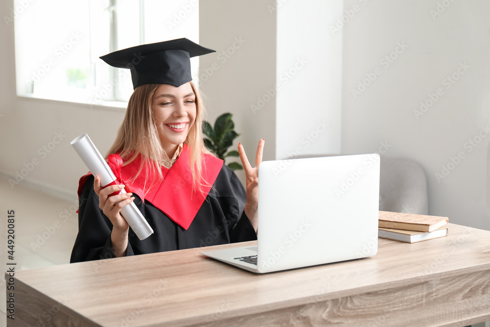 快乐女学生在家毕业。在线教育理念