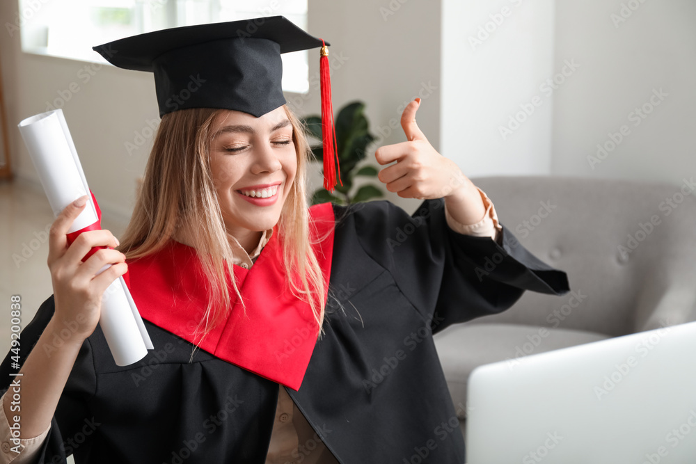 快乐女学生在家毕业。在线教育理念