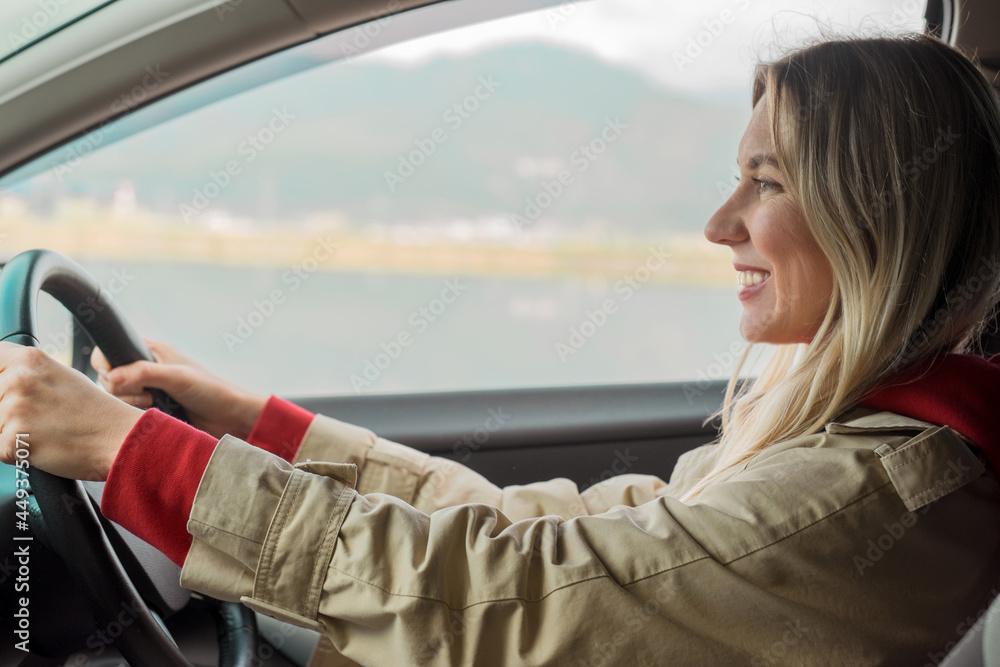 年轻时尚的女性驾驶汽车。旅行，假期，旅行，旅行，生活方式理念。健康护理，au