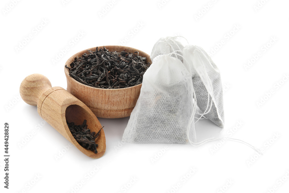 白底干叶茶包和茶碗